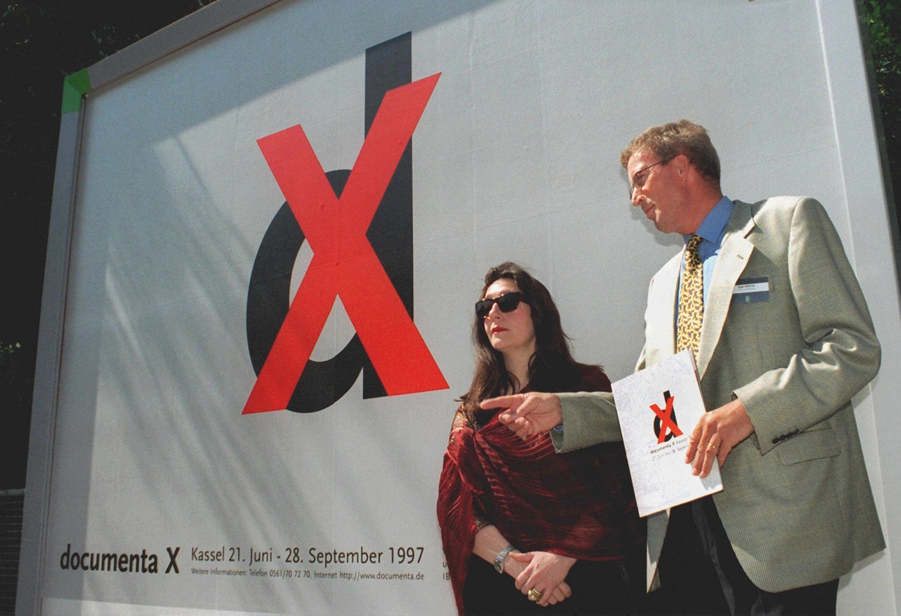 Catherine David presenting the logo of documenta X, 1997