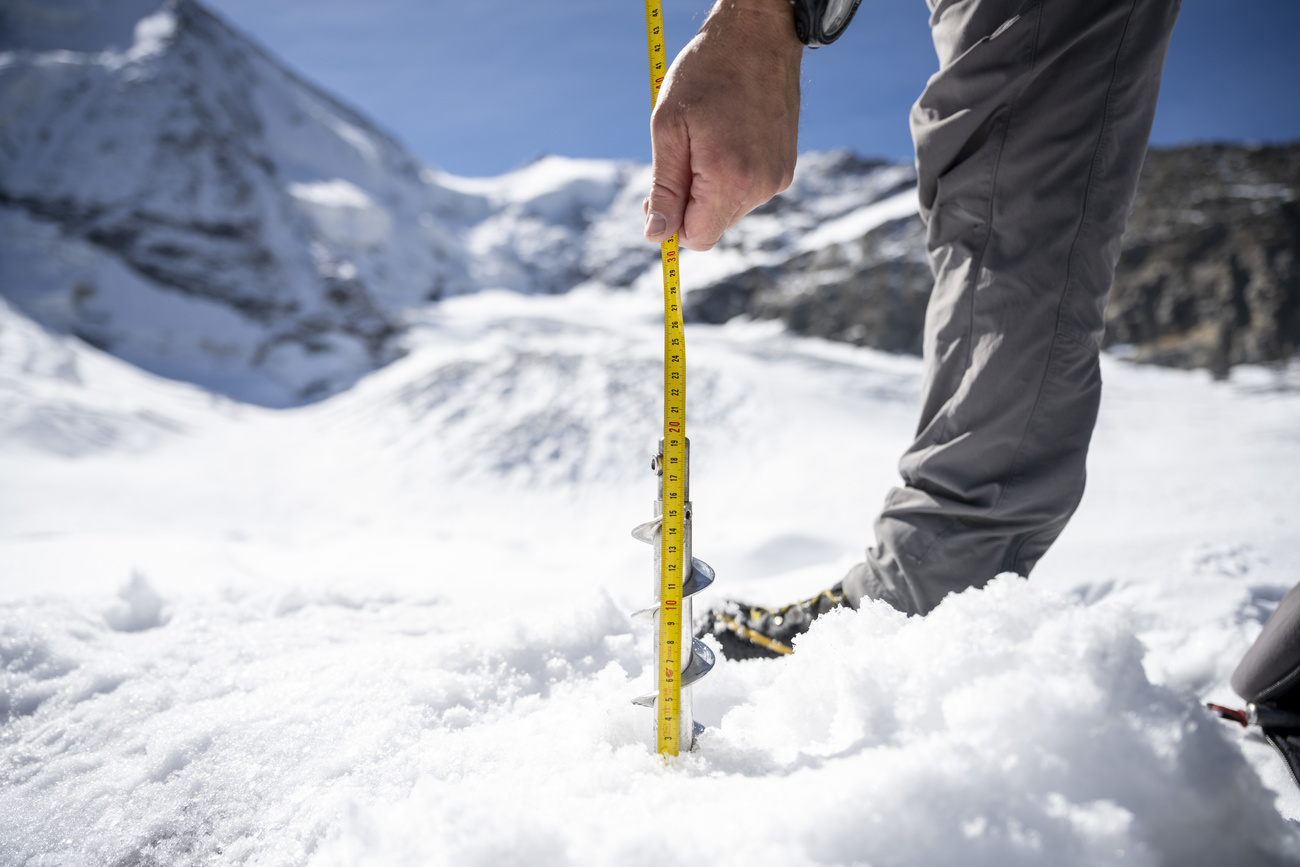 La misurazione del ghiaccio del Morteratsch in Engadina.