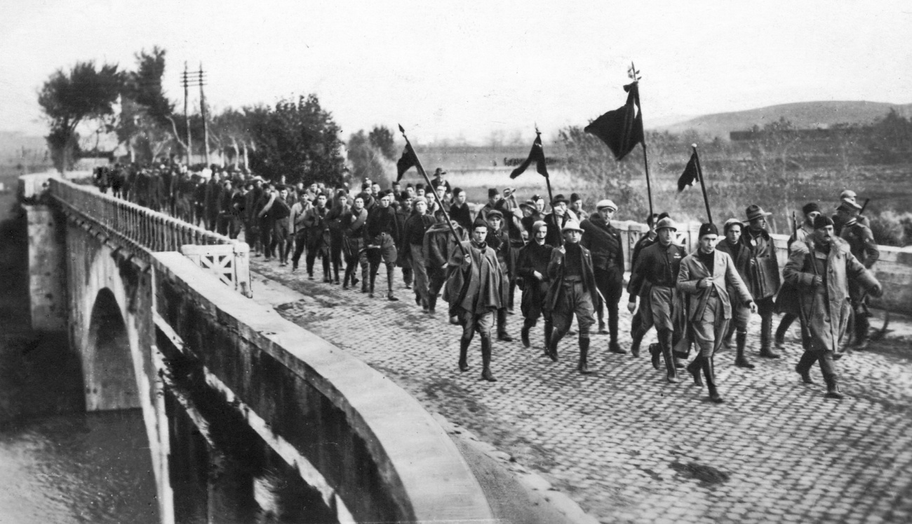 Grosse Gruppe von Menschen auf einer Brücke