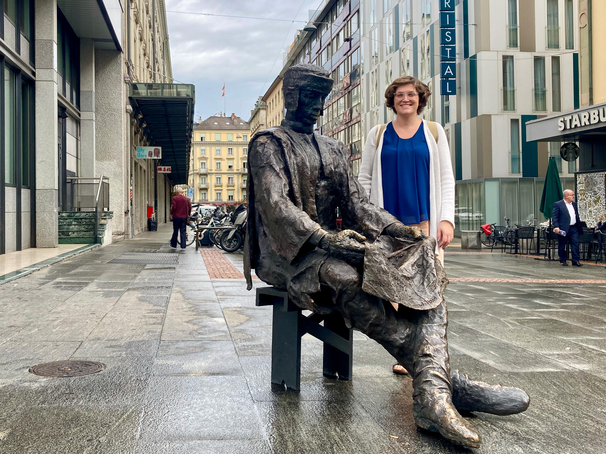 donna accanto a una statua