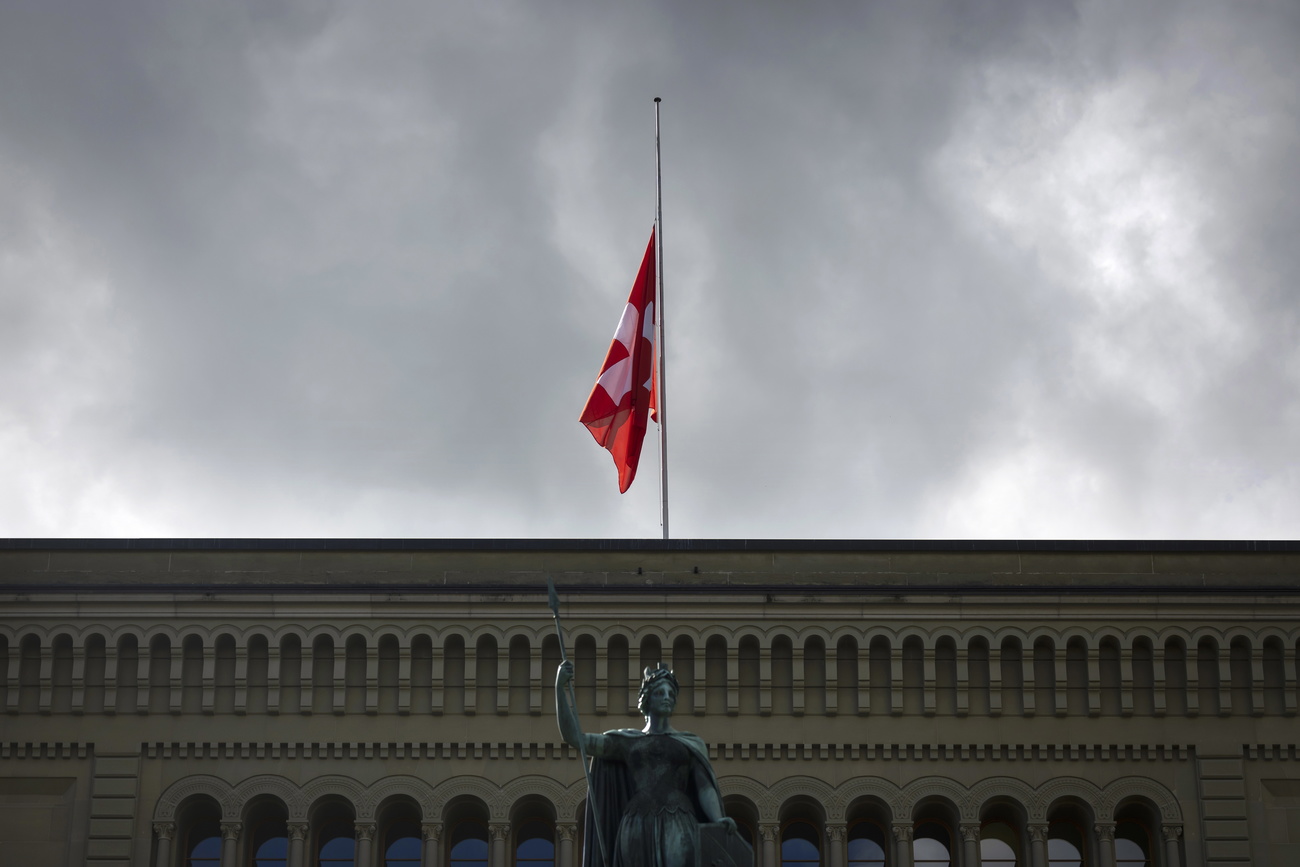 bandera suiza a media asta