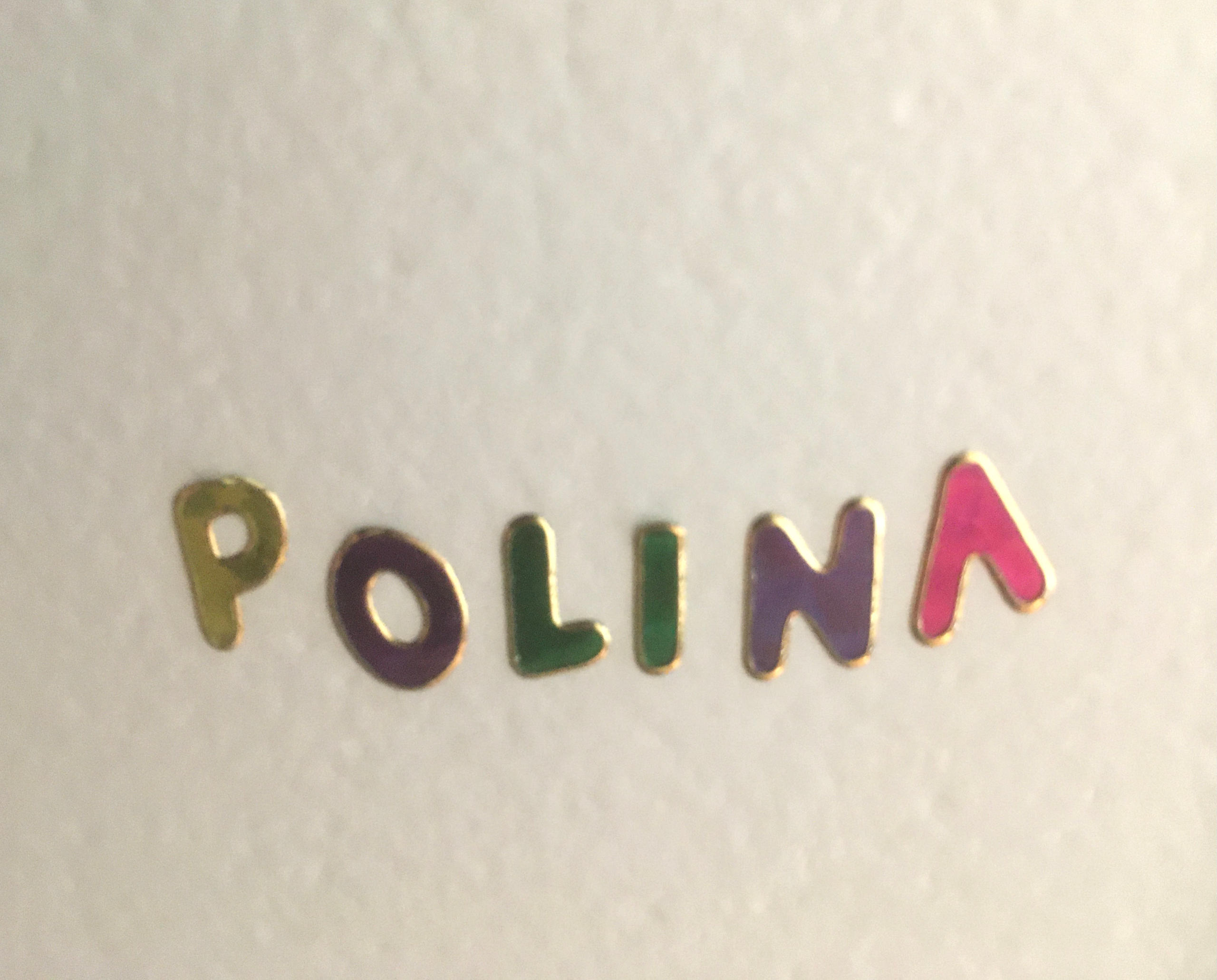 Polinas Name an einer Tür im Haus der Autorin.