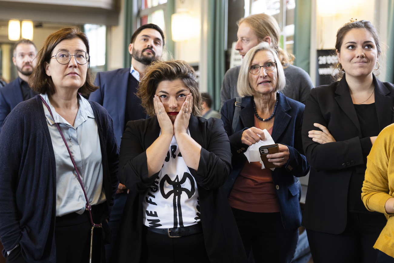 Persone osservano tese qualcosa dietro l obiettivo