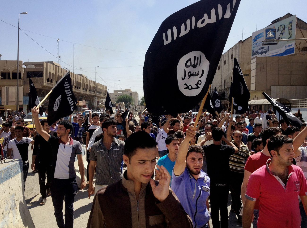 متظاهرون يرفعون علم تنظيم الدولة الاسلامية