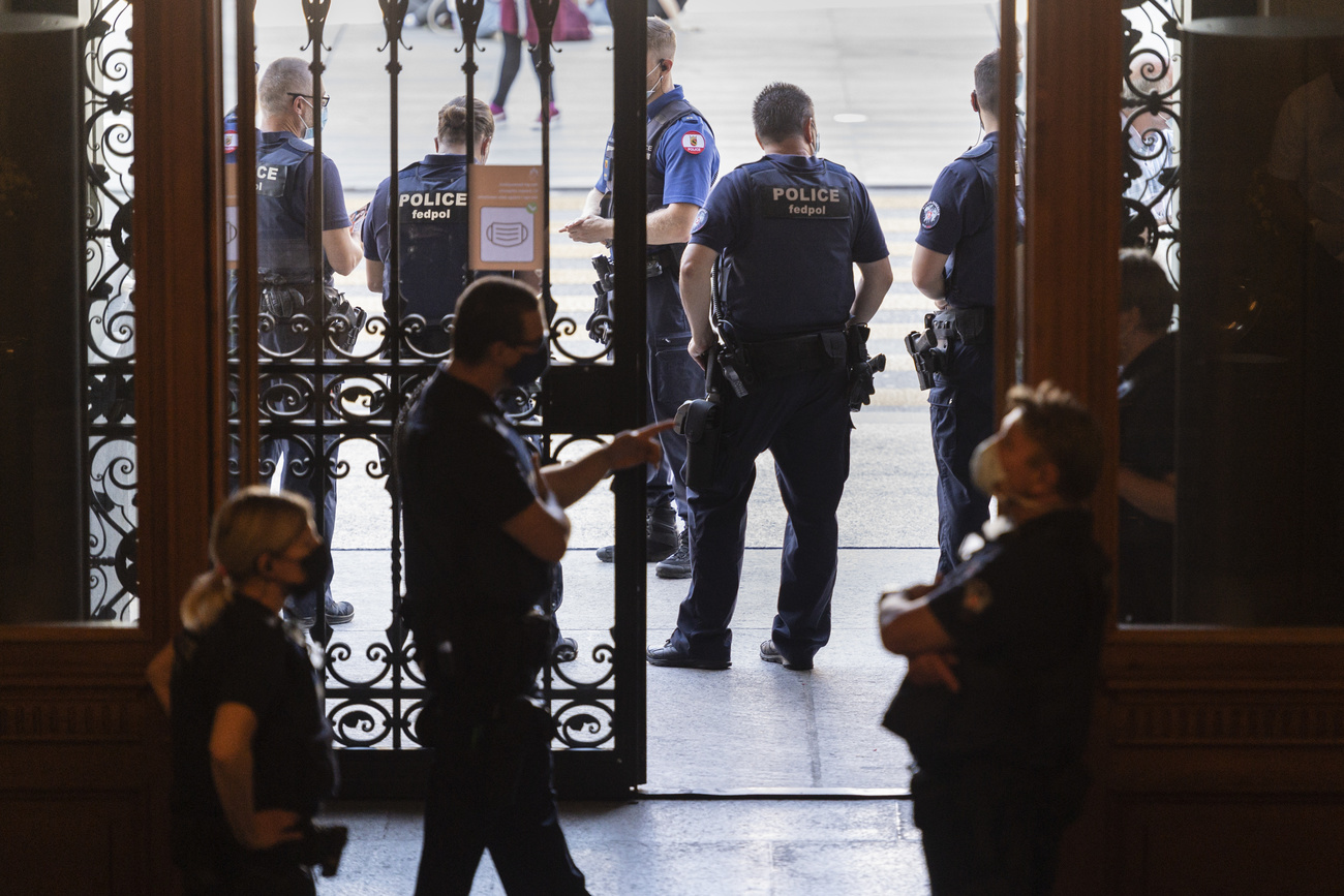 Agenti della fedpol durante un operazione