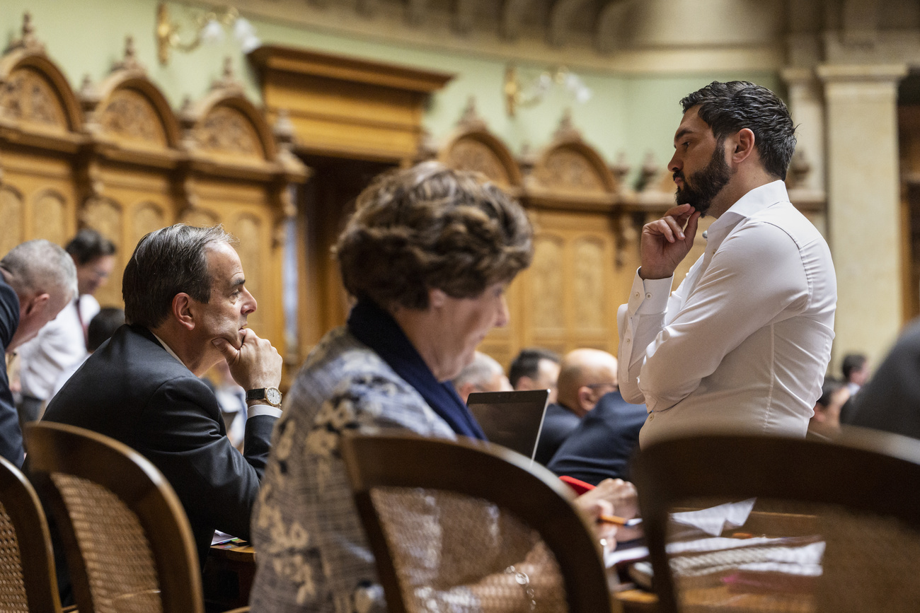 Zwei Männer diskutieren im Parlament