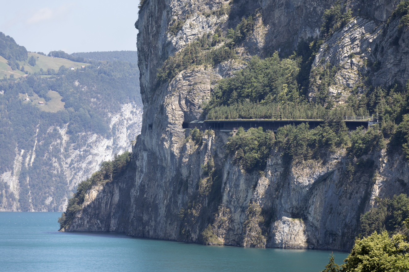 La Axenstrasse ha un tracciato piuttosto frastagliato