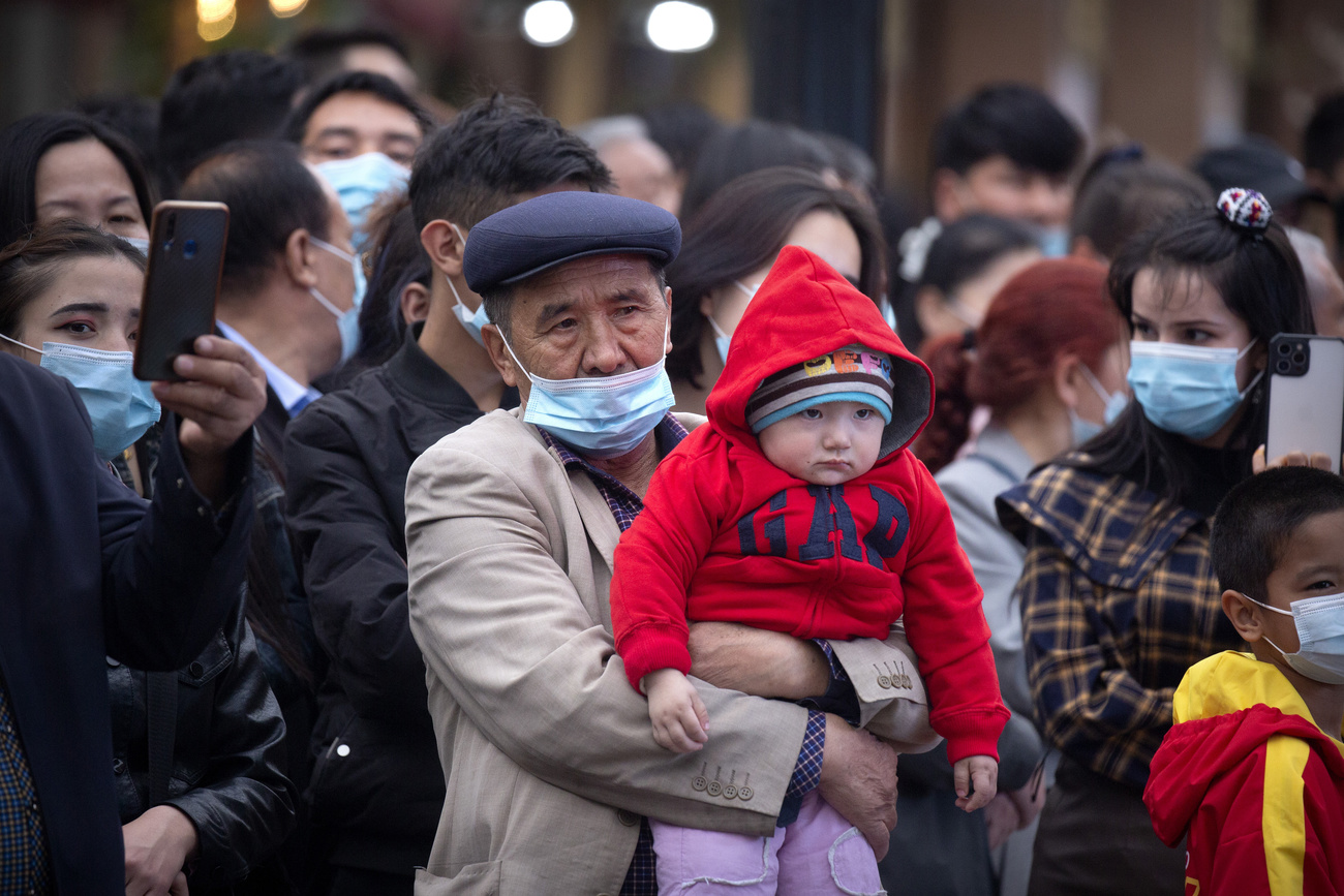 2021年4月21日，民众在新疆维吾尔族自治区首府乌鲁木齐国际大巴扎上观看舞蹈表演。