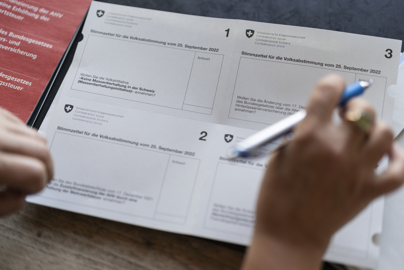 Une personne remplit le bulletin de vote pour la votation du 25 septembre.
