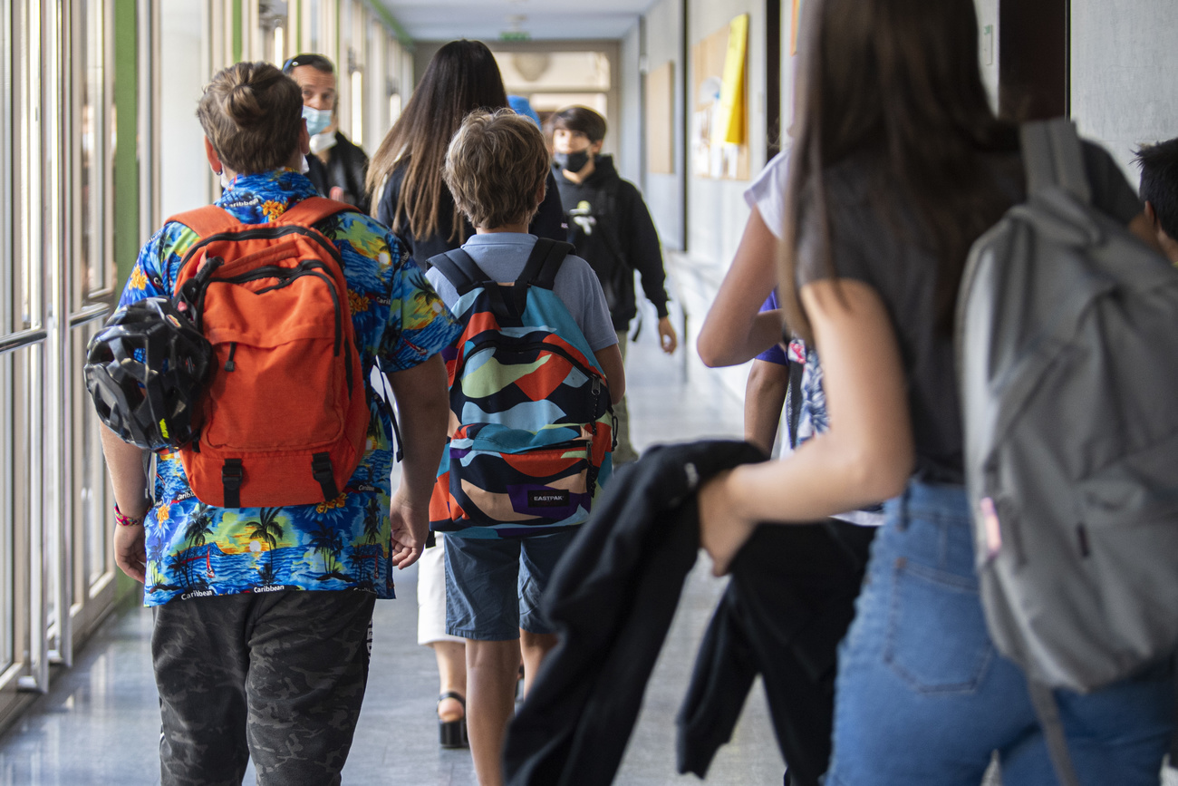 Di spalle allievi di una scuola media ticinese.