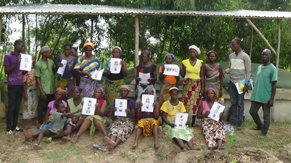 Un groupe de maraîchers béninois montrent le certificat obtenu suite à la formation pour l utilisation du biodigesteur