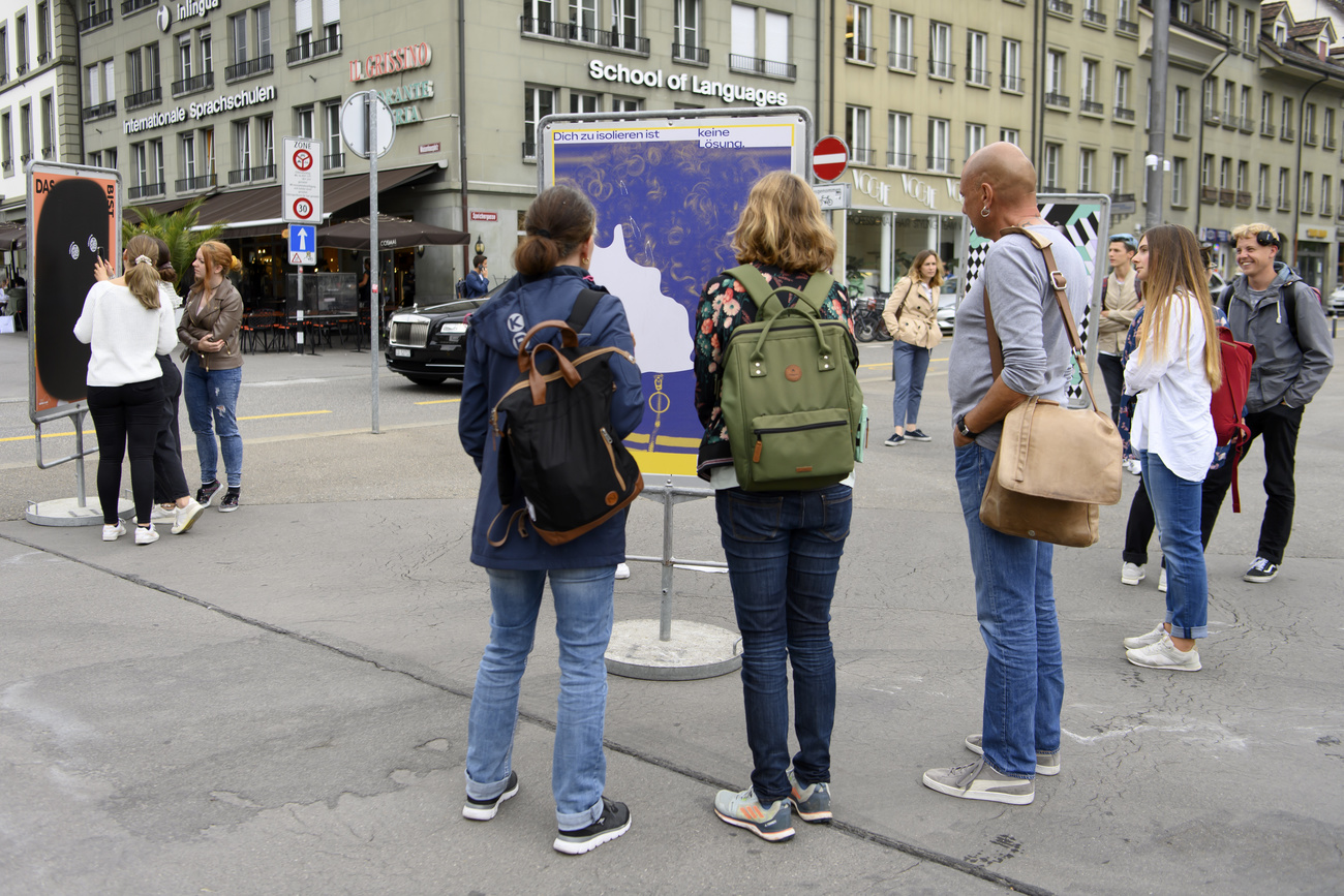 Menschen schauen ein Plakat an