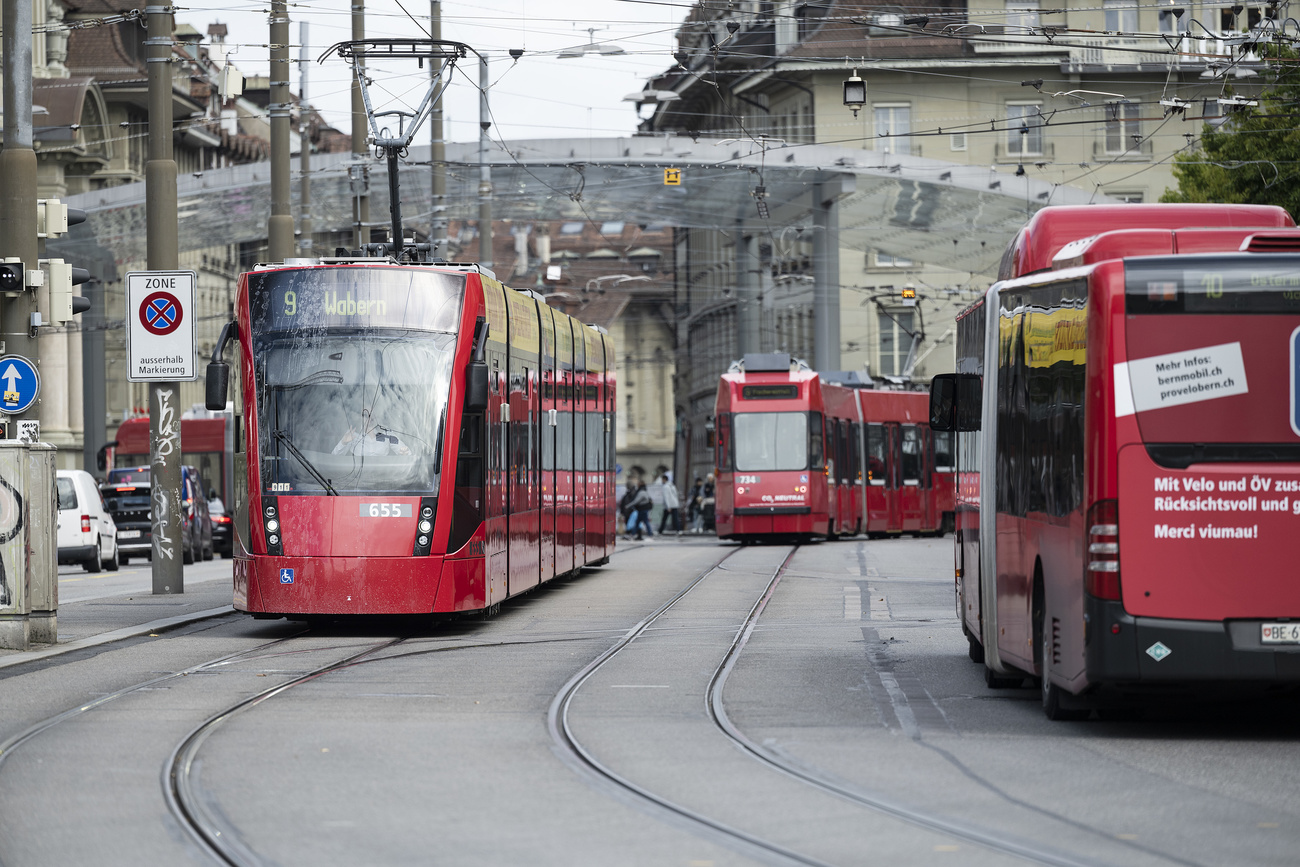 Tram a Berna nei pressi della stazione centrale.