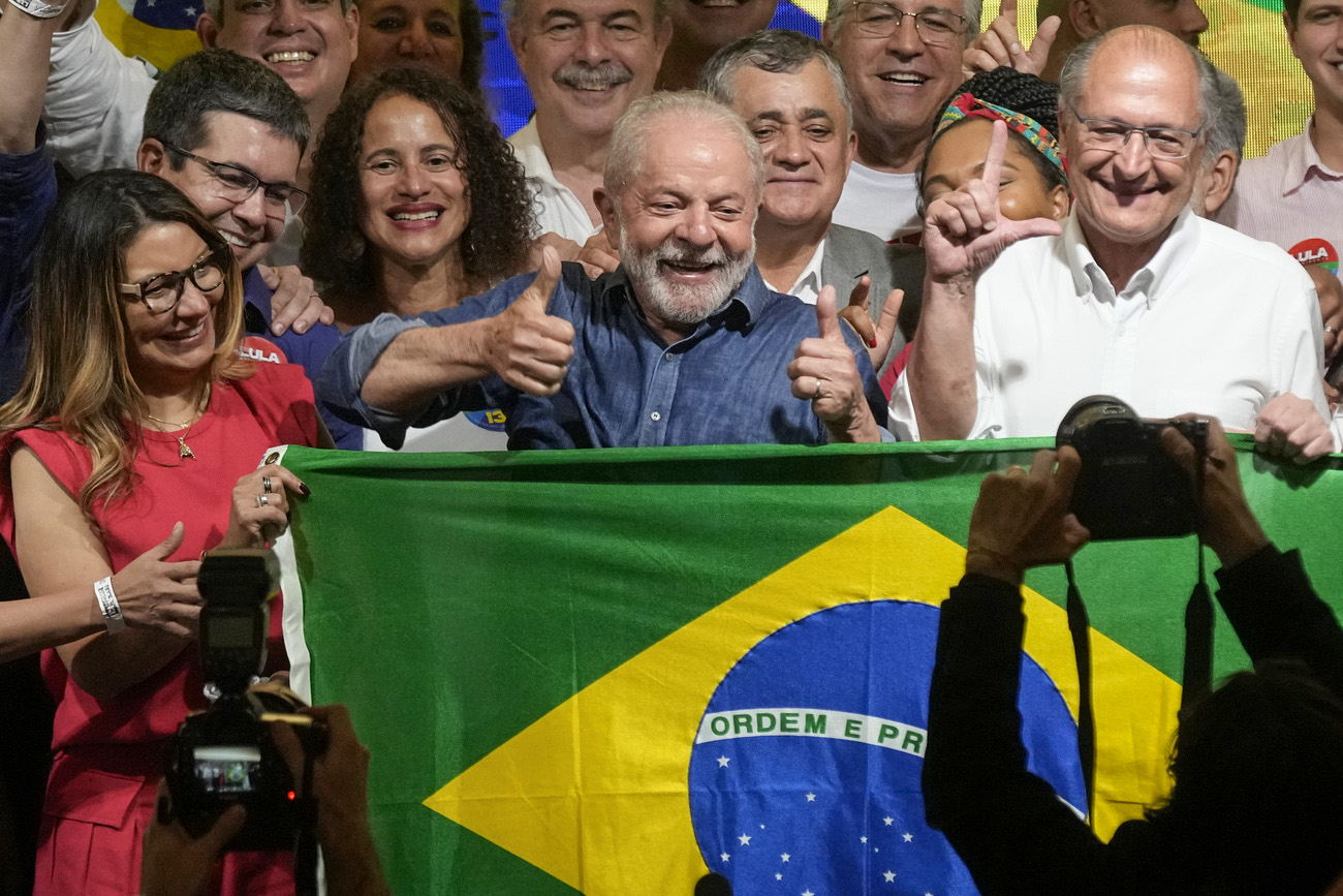 Lula feiert seinen Wahlsieg mit Unterstützer:innen und der brasilianischen Flagge