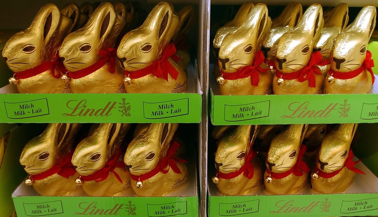 Lindt Goldhasen chocolate bunnies on a shelf
