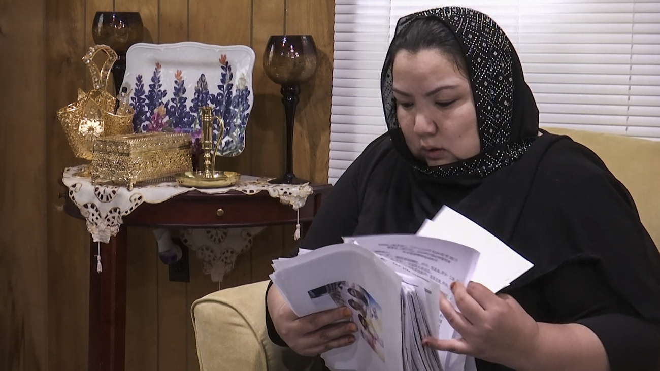 這張2020年一個影片的截圖上的女性是來自中國西部地區新疆的維吾爾族婦女Zumret Dawut，這是她在維吉尼亞州伍德布里奇市的新家裡的照片。她在中國被強行絕育，因為她從新疆的一個監獄營地獲釋後生了第三個孩子。