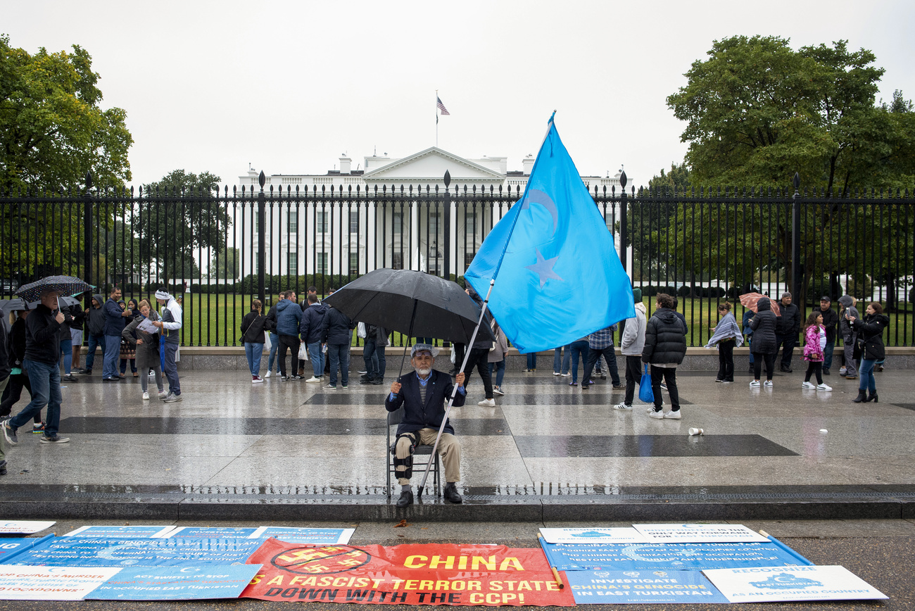 中国政府被指对新疆境内的维吾尔族及其他以穆斯林为主的群体实施镇压，10月1日一名男子在美国白宫外静坐表达对中国的抗议。