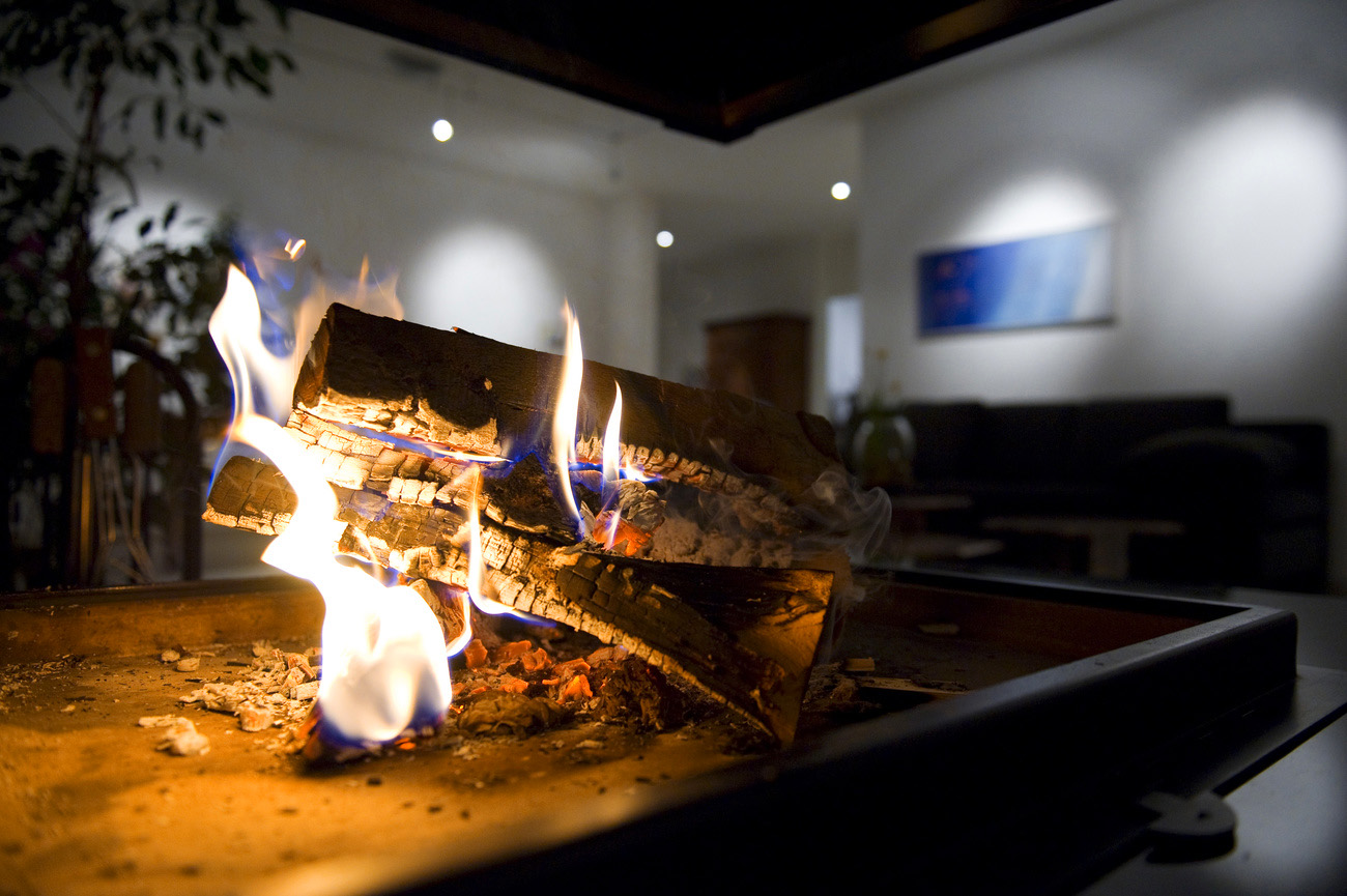 2009年1月29日，瑞士伯恩州貝爾普市的一所家庭住宅的壁爐裡正在通過燃燒木材取暖。