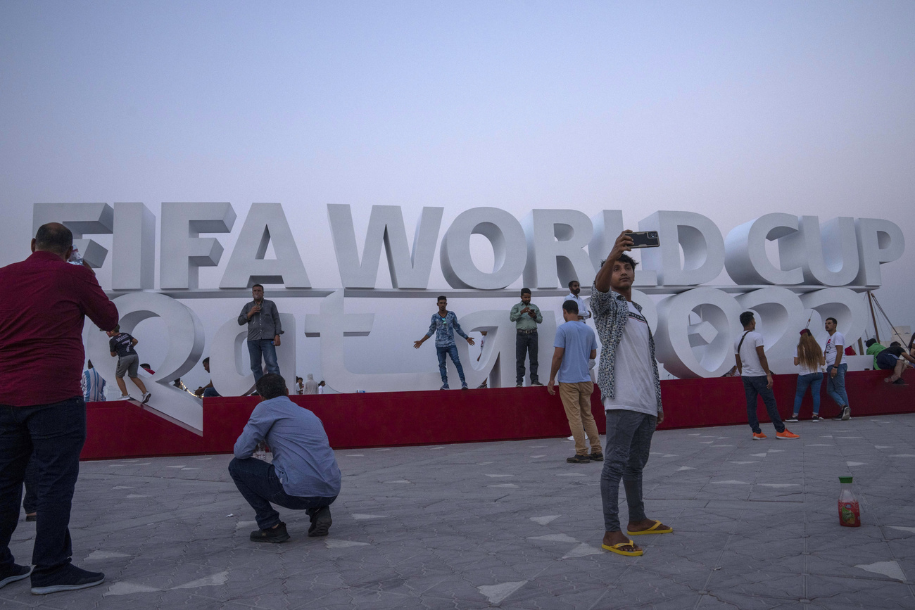 Leute posieren vor dem Schriftzug FIFA Worldcup in Doha