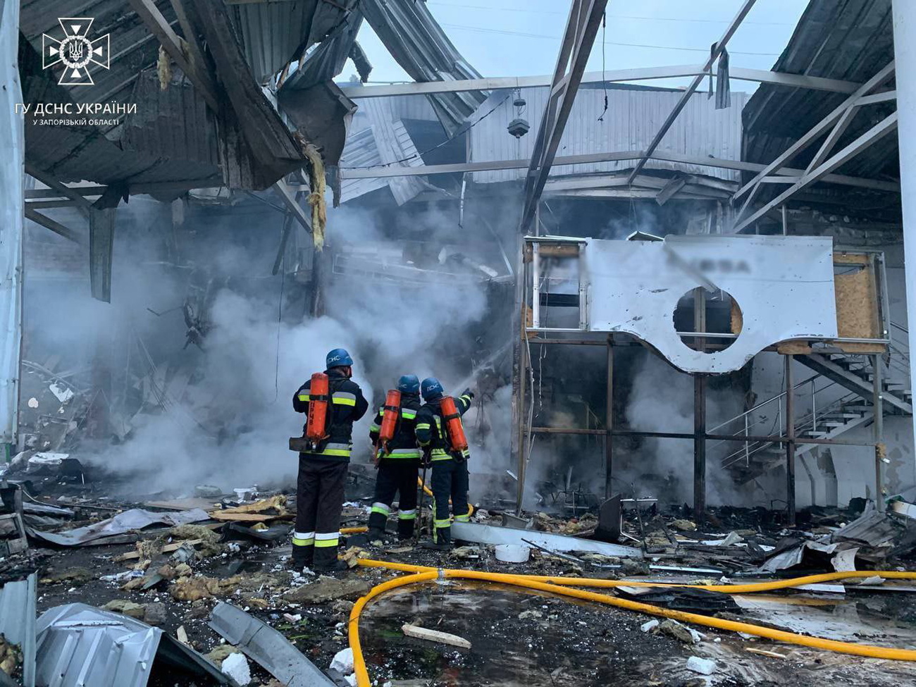 Pompieri al lavoro dopo le bombe