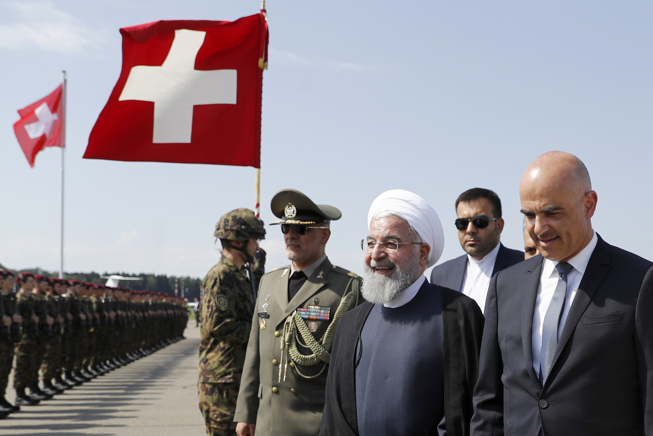2018年、スイスを公式訪問するイランのハサン・ロハニ大統領を軍の敬礼で出迎えるアラン・ベルセ連邦大統領（右）。肩書きはいずれも当時
