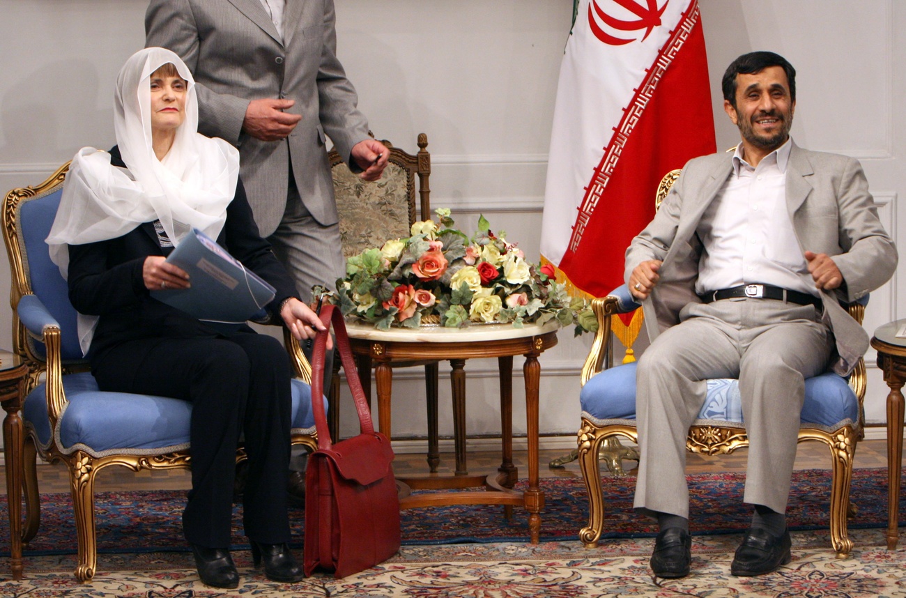 2008年、スイスのミシュリン・カルミ・レ外相（左）はテヘランを訪問し、数十億ドル相当のガス購入に合意した。しかし、この取引は後に政治的な理由で白紙になった