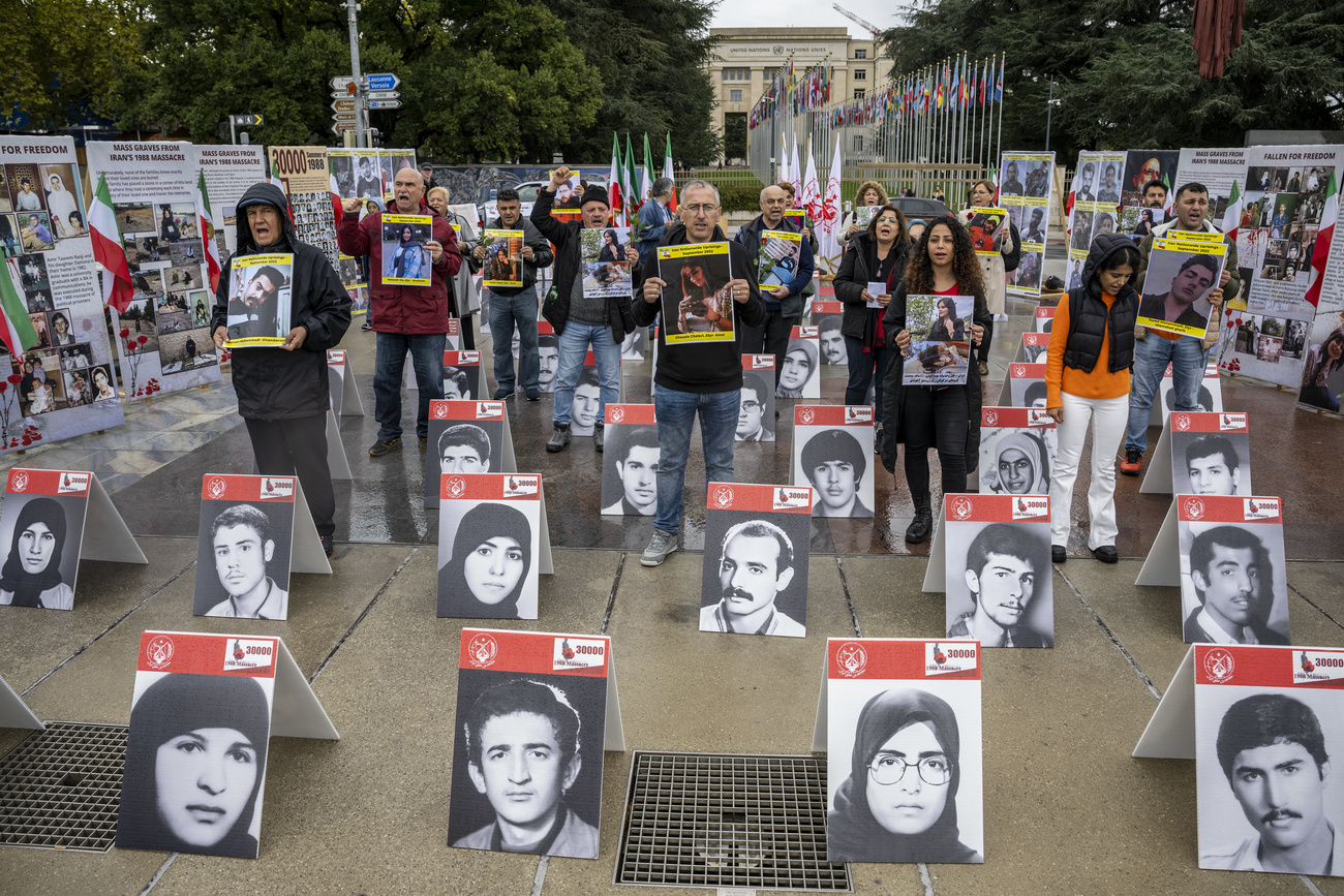 Um protesto contra a morte de Mahsa Amini no local des Nations em frente às Nações Unidas, em Genebra.