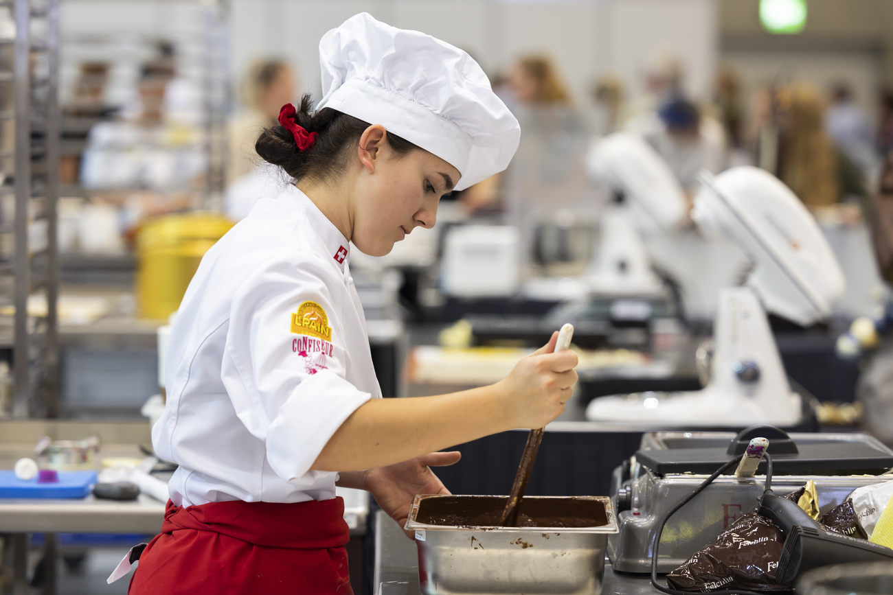 Una ragazza mentre prepara dei dolci.