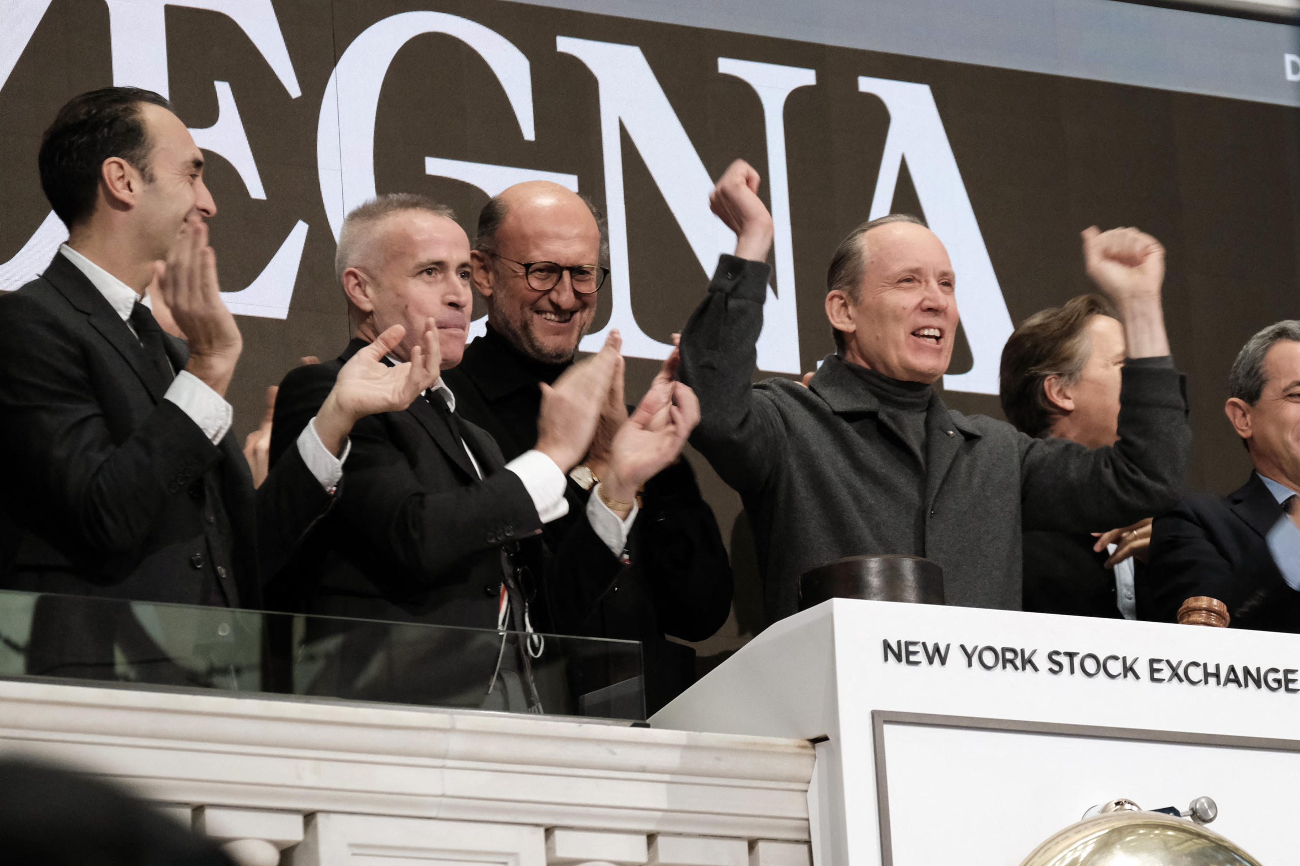gruppo di persone che applaude