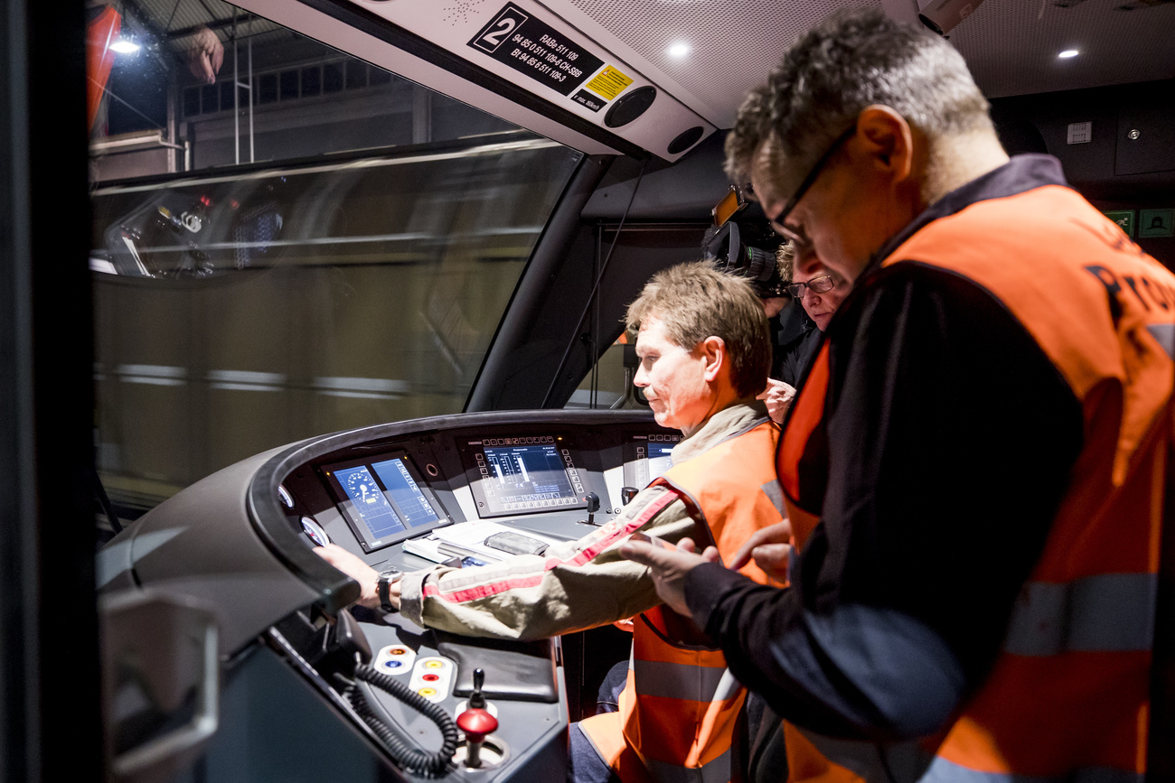 Zwei Lokführer:innen in einem Zugcockpit