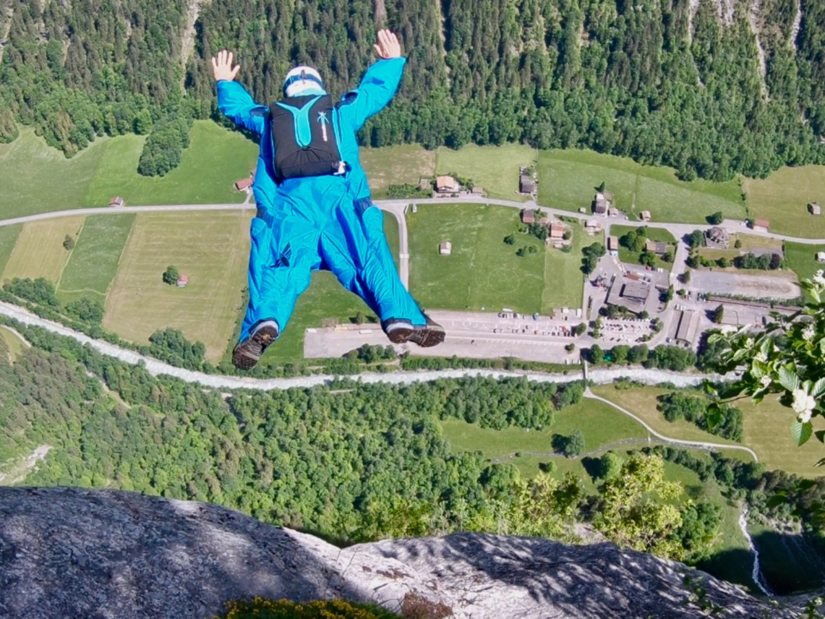 禁止か規制か スイスはベースジャンパーに甘すぎる？ - SWI swissinfo.ch