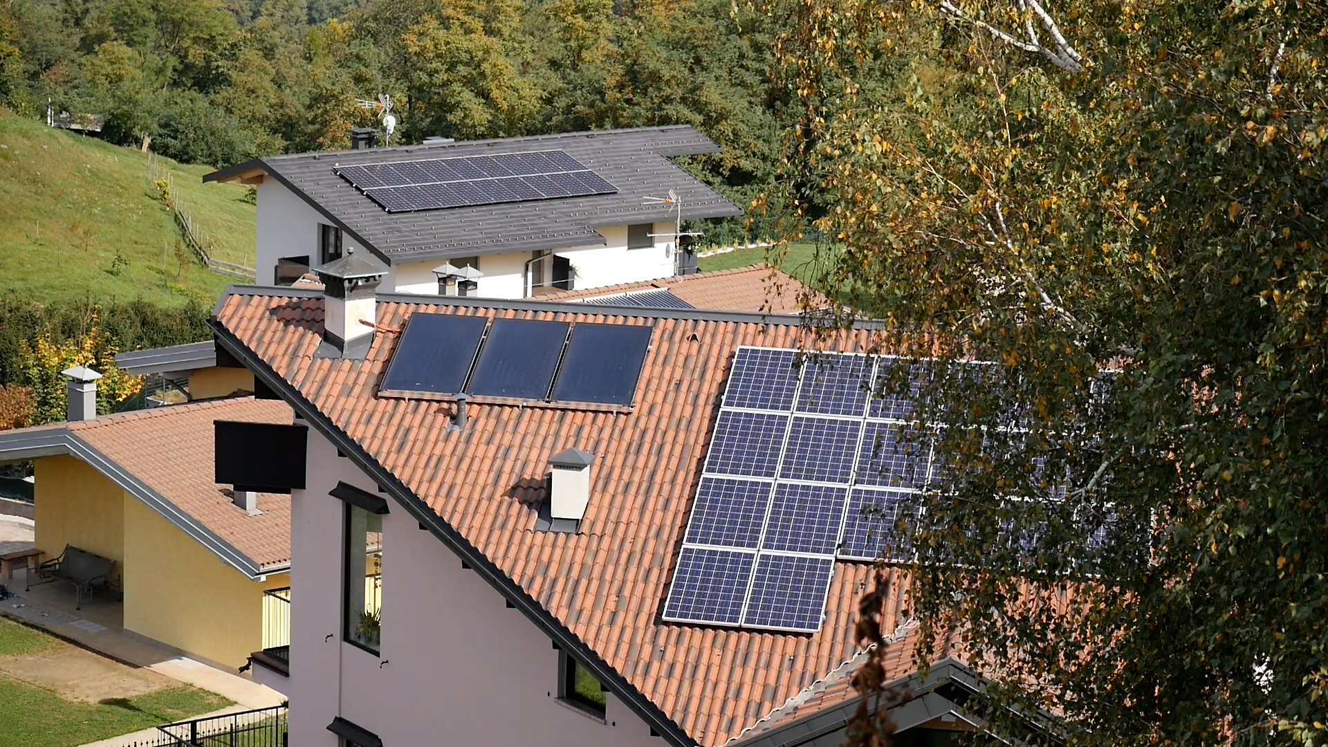 pannelli solari sul tetto di una casa