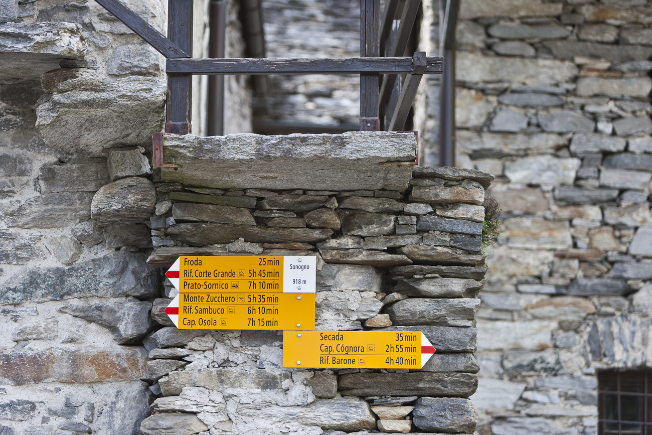 cartelli che indicano i sentieri nel Locarnese