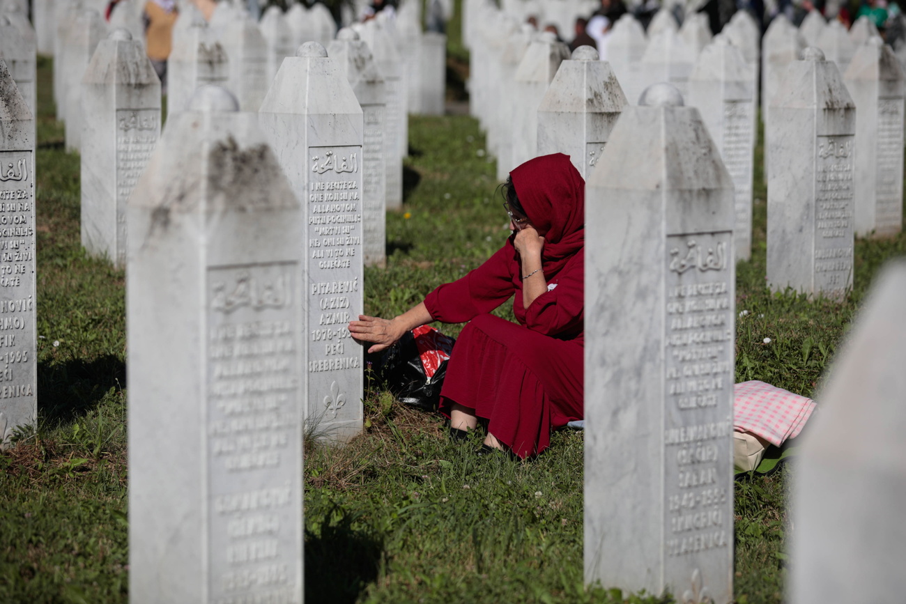 Trauernde zwischen Grabsteinen in Sarajevo
