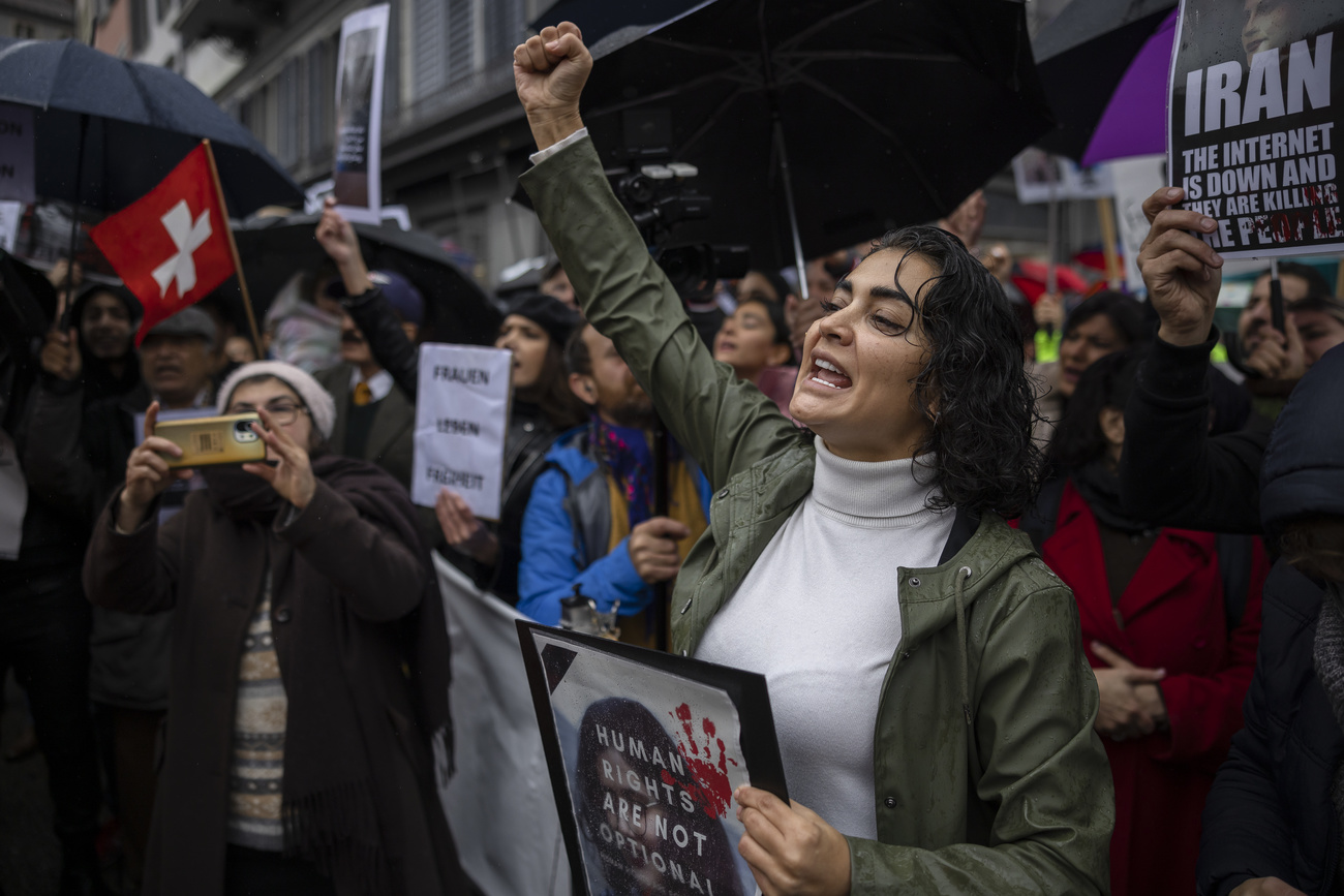 Maryam Banihashemi an einer Demo in Zürich.