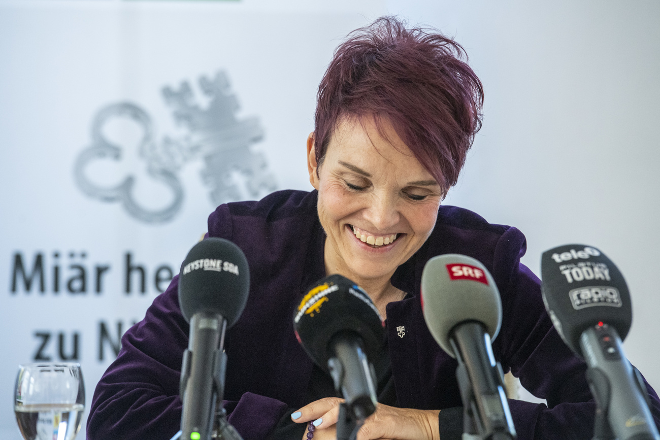 Frau vor Mikrofonen, die lacht