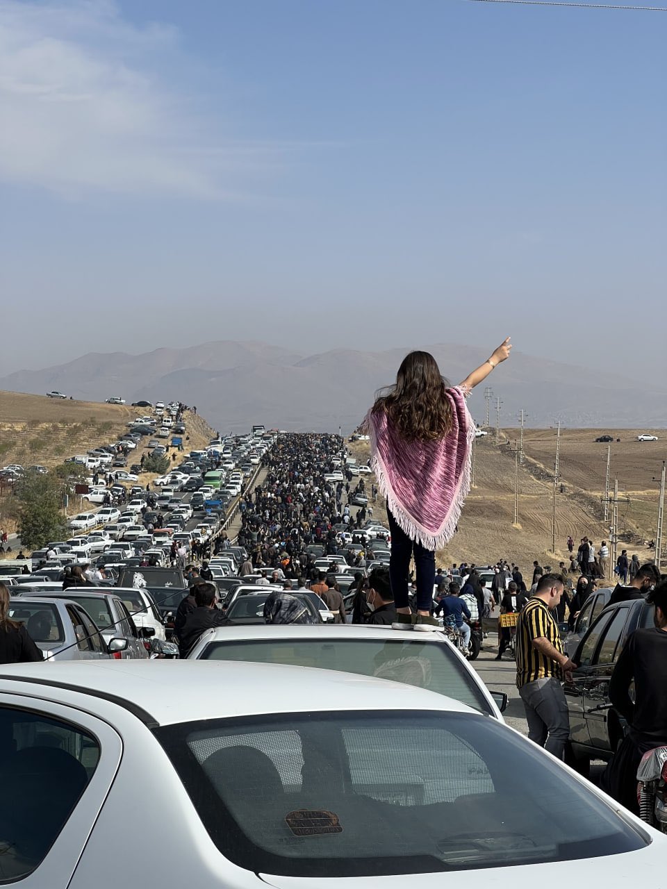 Revuelta iraní de 2022: cortejo fúnebre hacia la tumba de Mahsa Amini, cuya muerte violenta desencadenó las protestas.