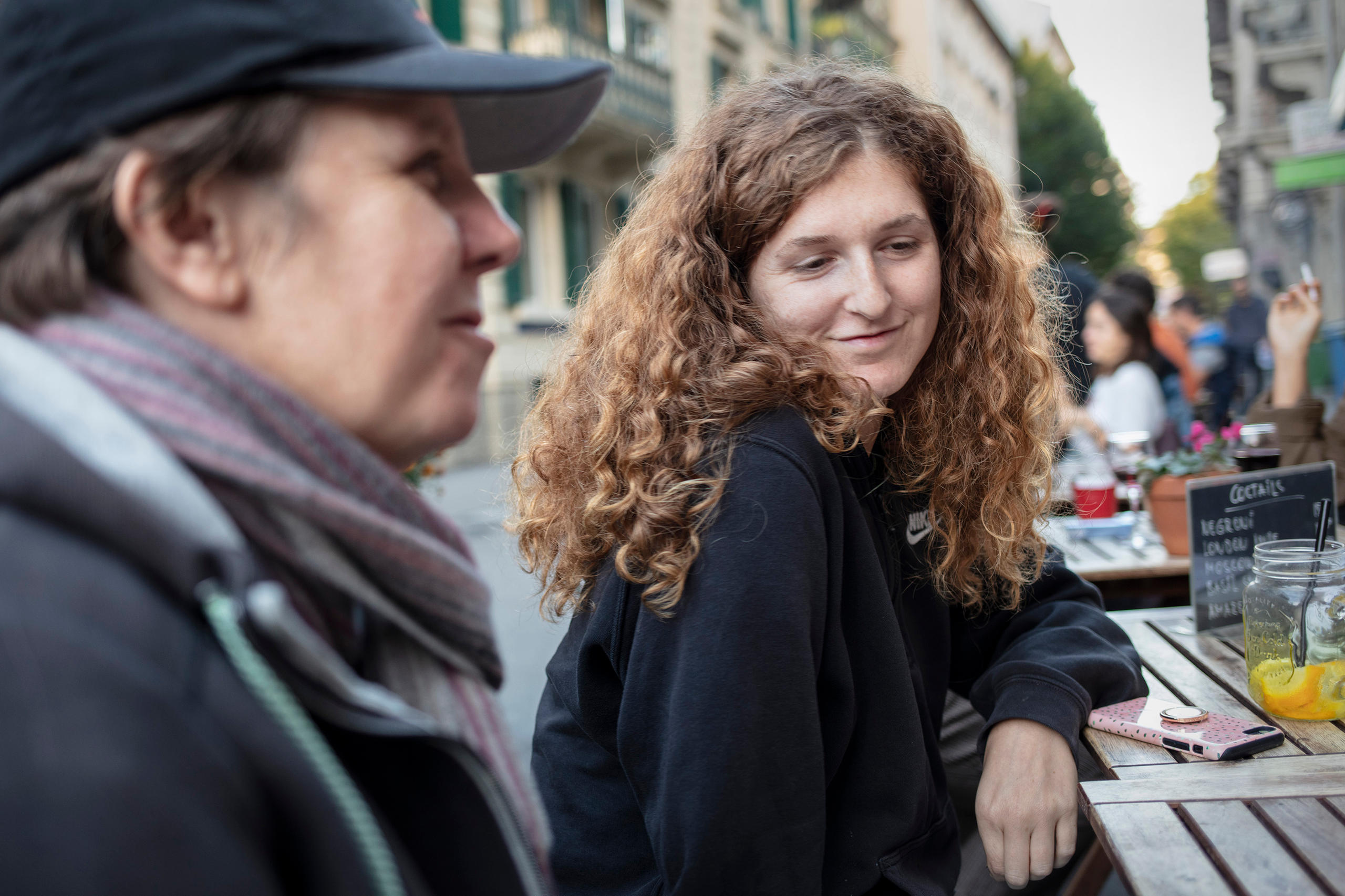due donne sedute a un tavolo