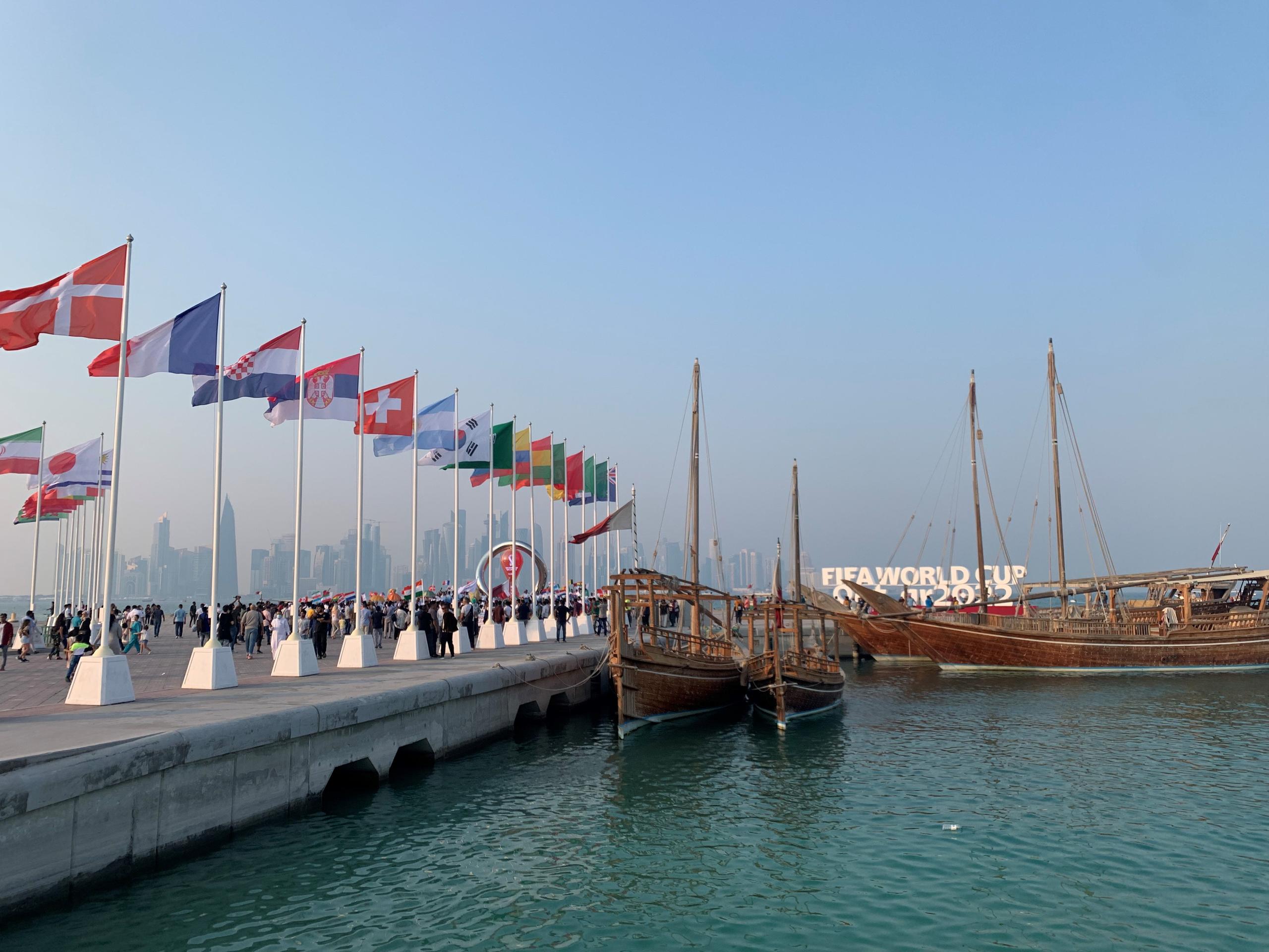 Flaggen Fussball Weltmeisterschaft Doha im Hintergrund die Skyline und FIFA Worldcup