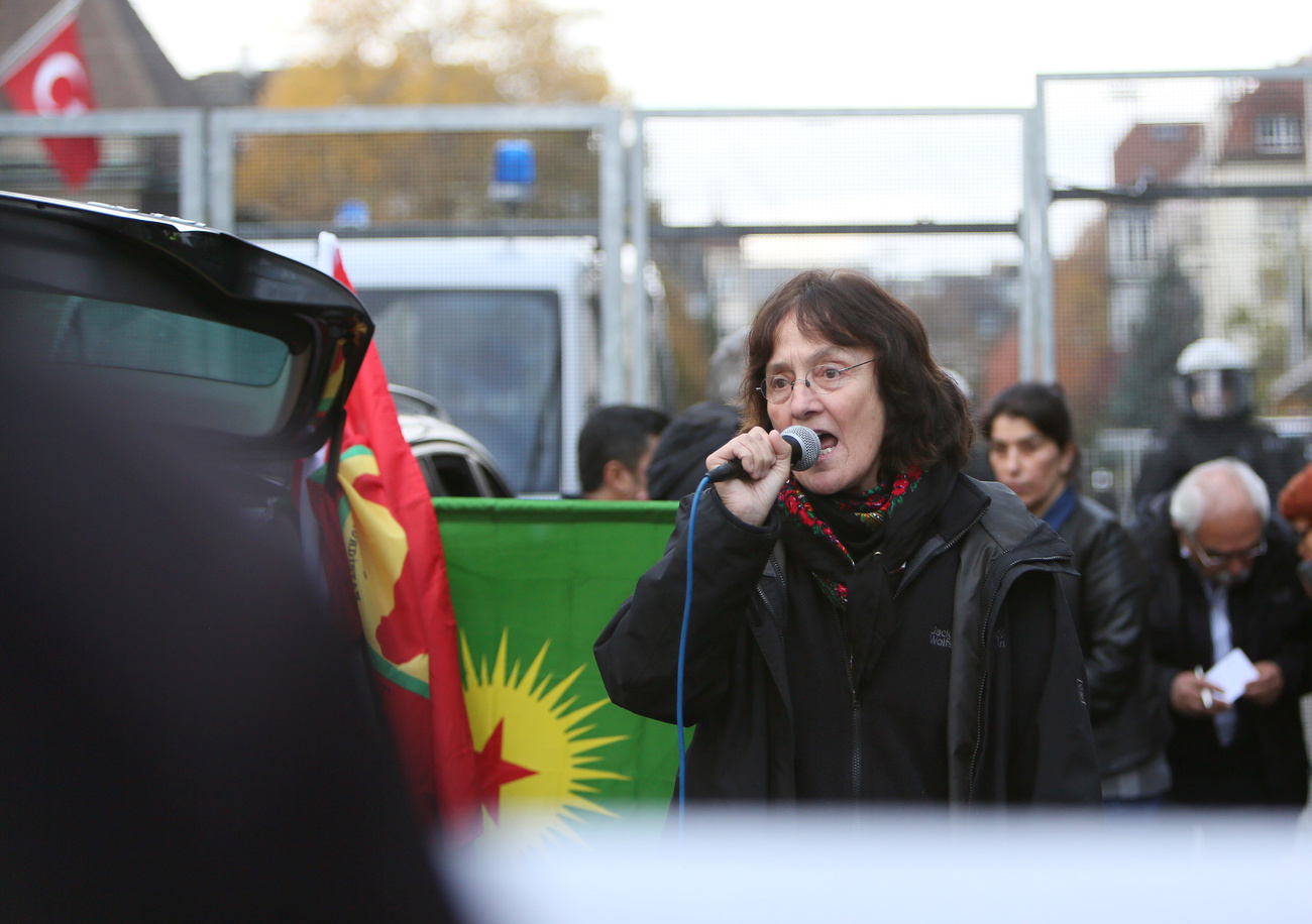 Andrea Stauffacher falando em um comício anti-Turquia em 2016 em Zurique