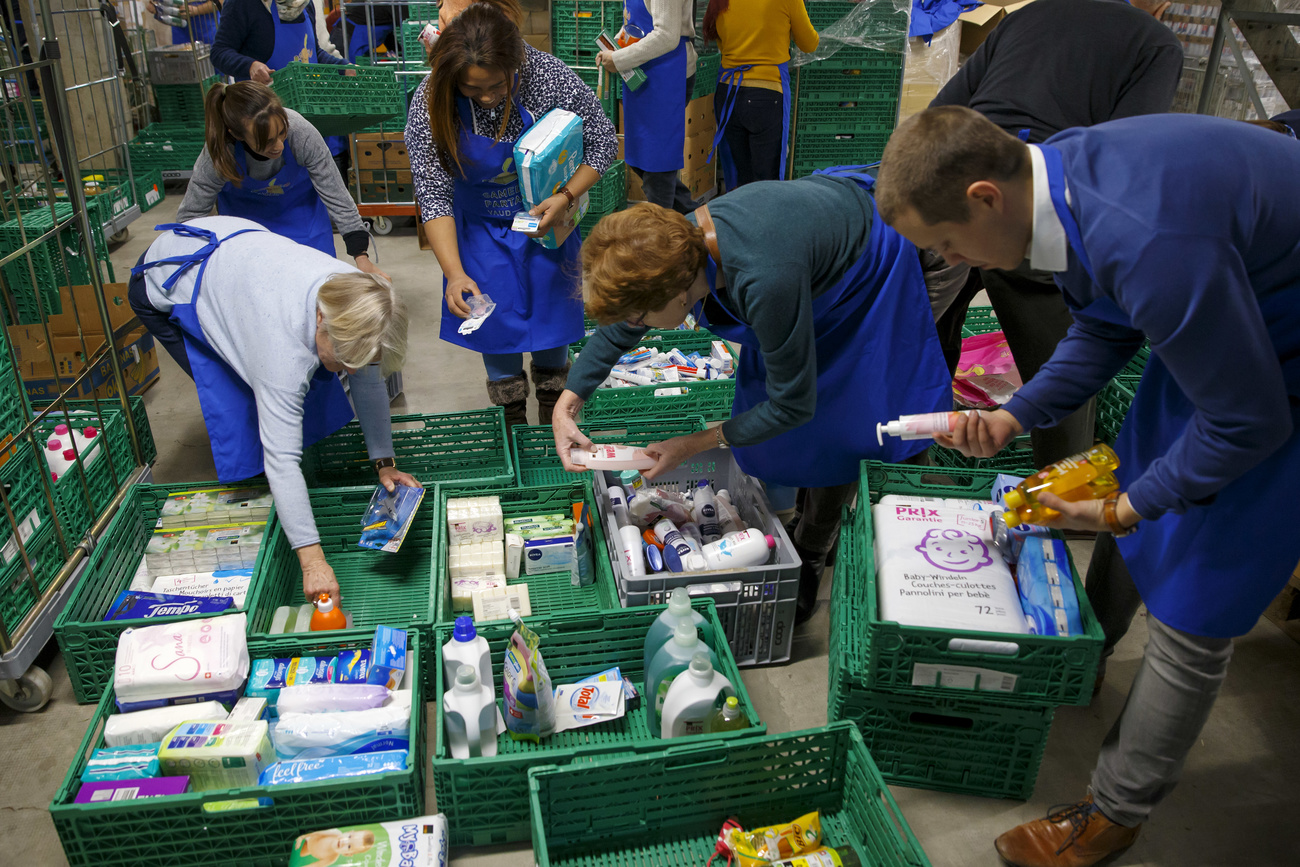 Volontari della Caritas alla centrale alimentare di Losanna.