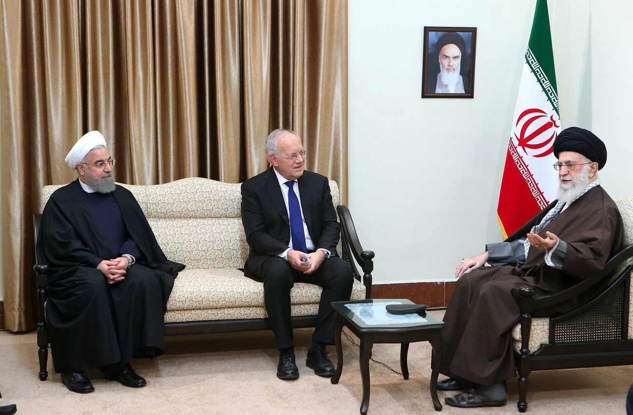 スイスのヨハン・シュナイダー・アマン経済相（中央）は2016年にテヘランを訪問し、ハサン・ロハニ大統領（左）と最高指導者ルホラ・ホメイニ師（右）と会談した