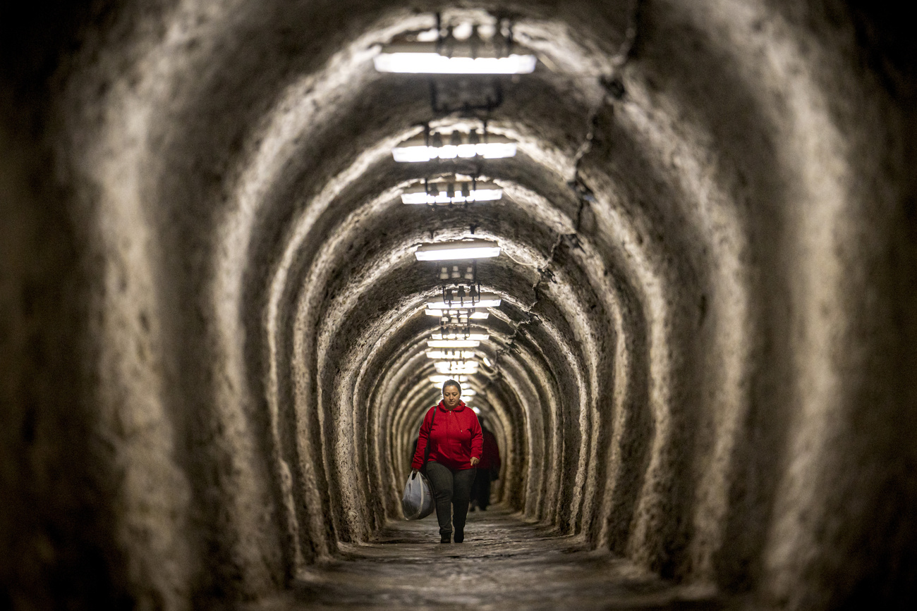 一名婦女走過通往前Turda鹽礦的通道。該礦已被改建成旅遊景點。羅馬尼亞民防部門現在已將其指定為必要時的緊急避難所，以備鄰國烏克蘭的核災升級。