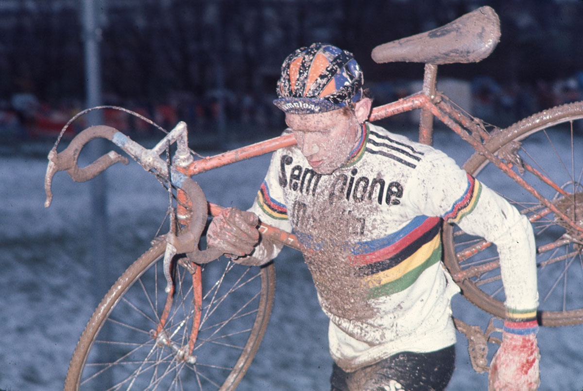 Coureur de cyclocross couvert de boue