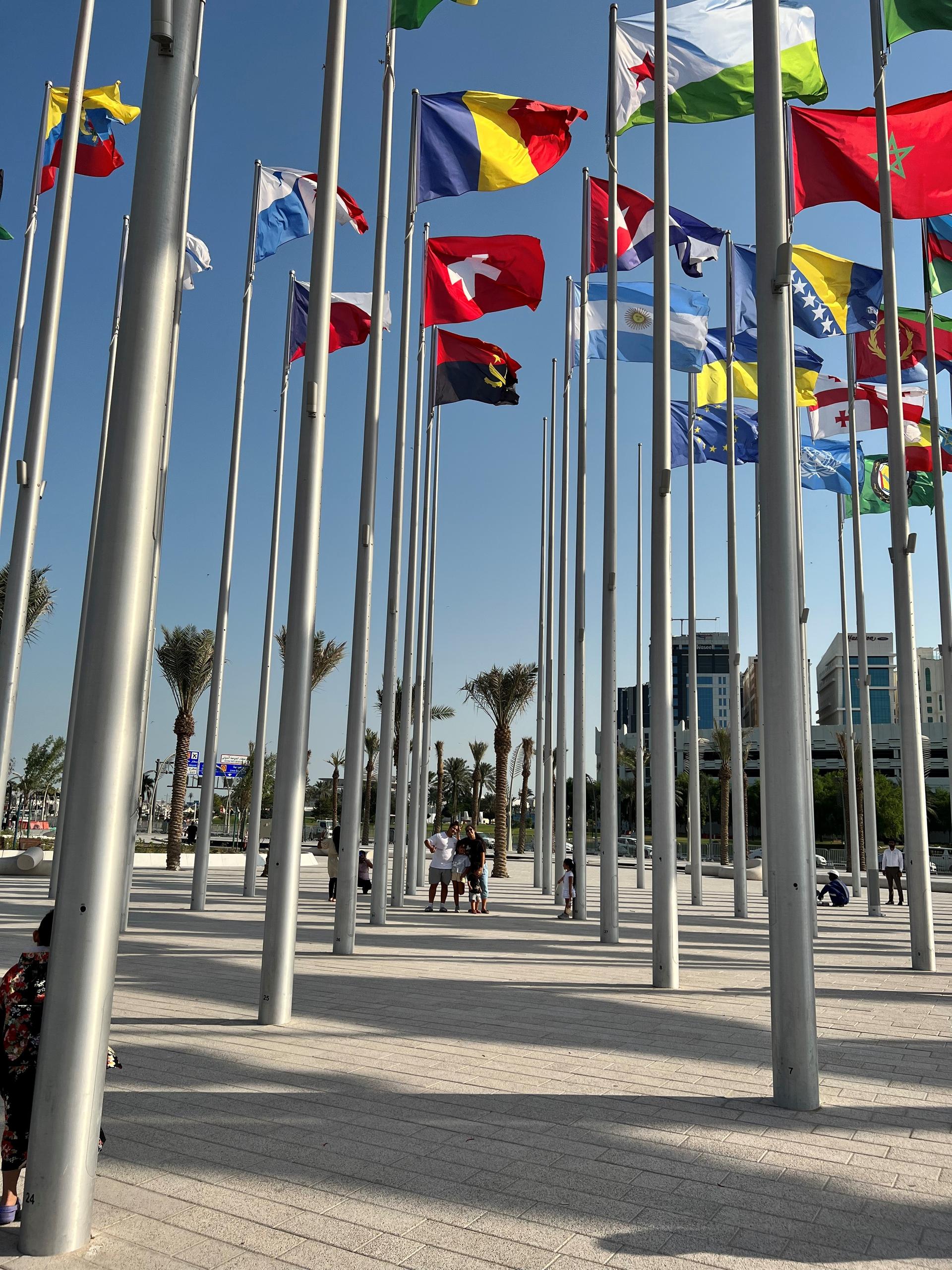 Familie unter der Schweizer Flagge in Doha, das für die Fussball-WM geschmückt wurde.