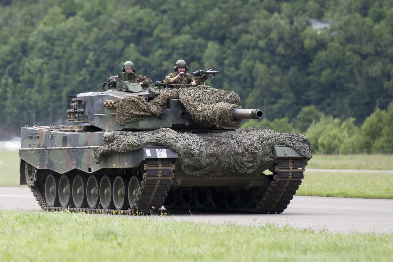 Un char militaire suisse
