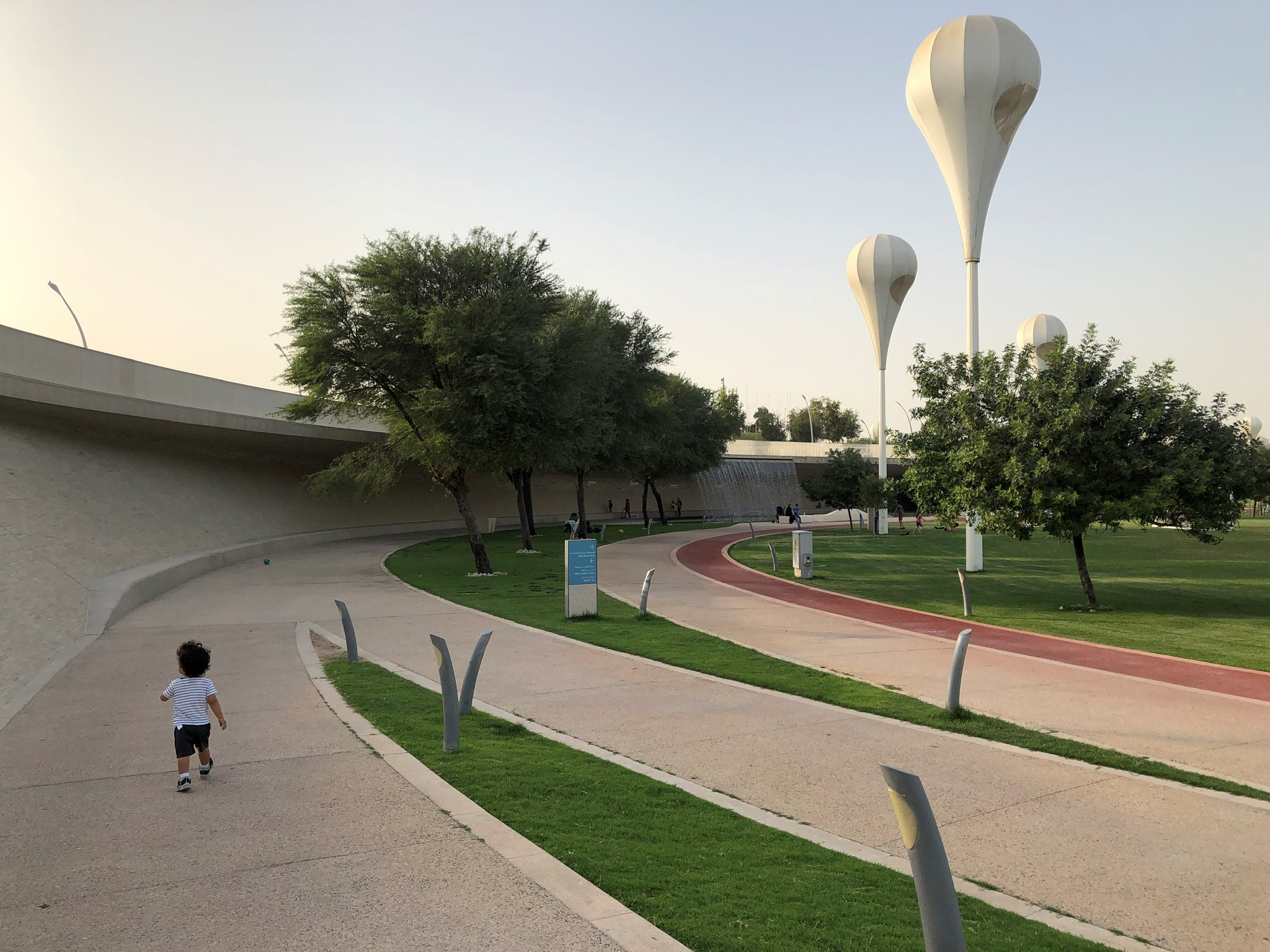 Junge im Park in Doha - die Trottoirs sind klimatisiert.