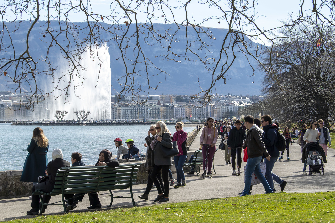 Personas a la orilla del Lago de Ginebra.
