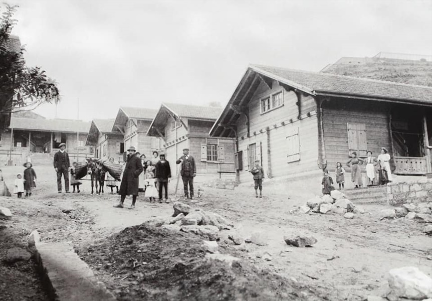 Personnes devant des chalets en bois