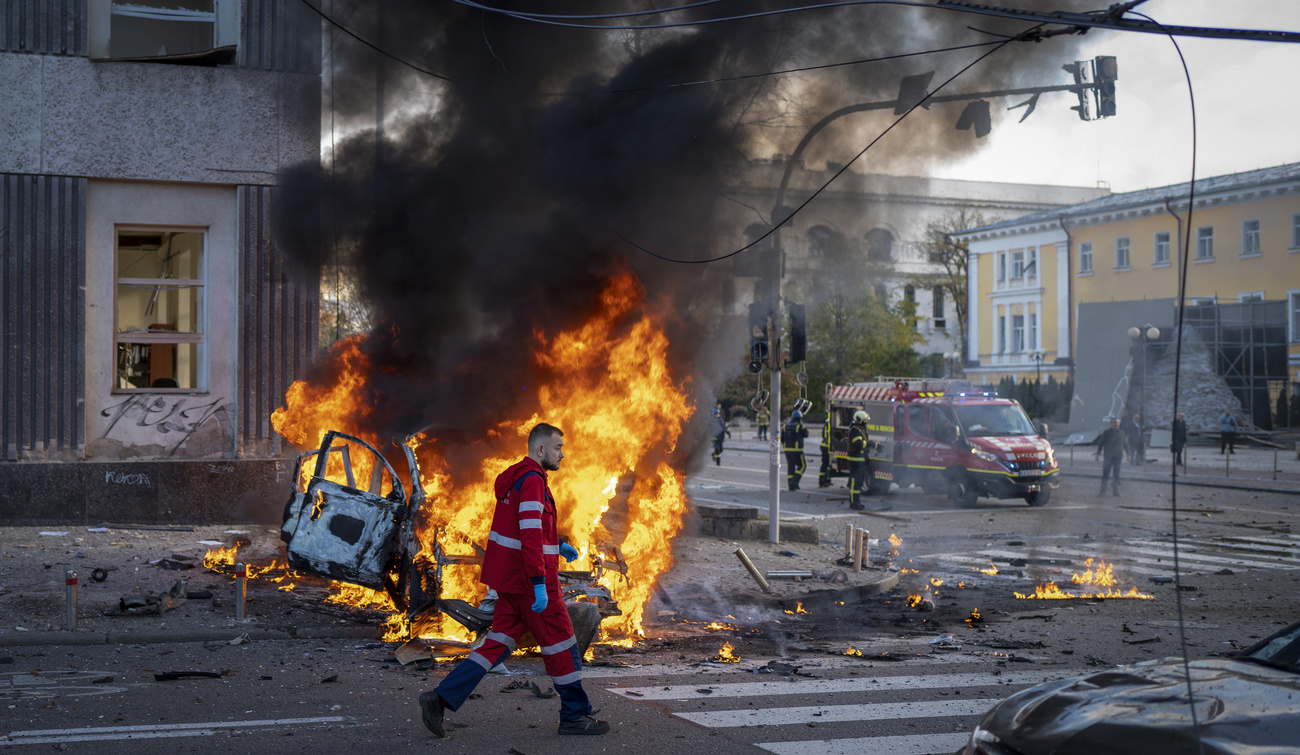سيارة محترقة بعد هجوم روسي في كييف